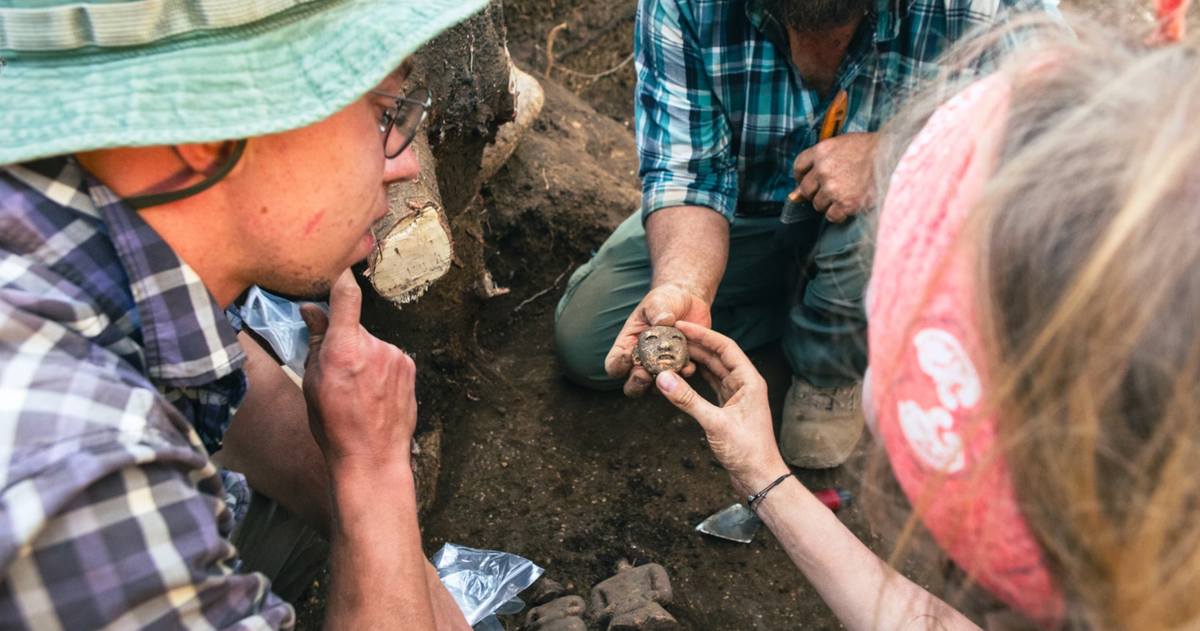 Năm bức tượng nhỏ (bốn tượng nữ và một tượng nam) được phát hiện trong cuộc khai quật do nhà khảo cổ học Jan Szymański trực tiếp chỉ đạo. Ảnh: @J. Przedwojewska.