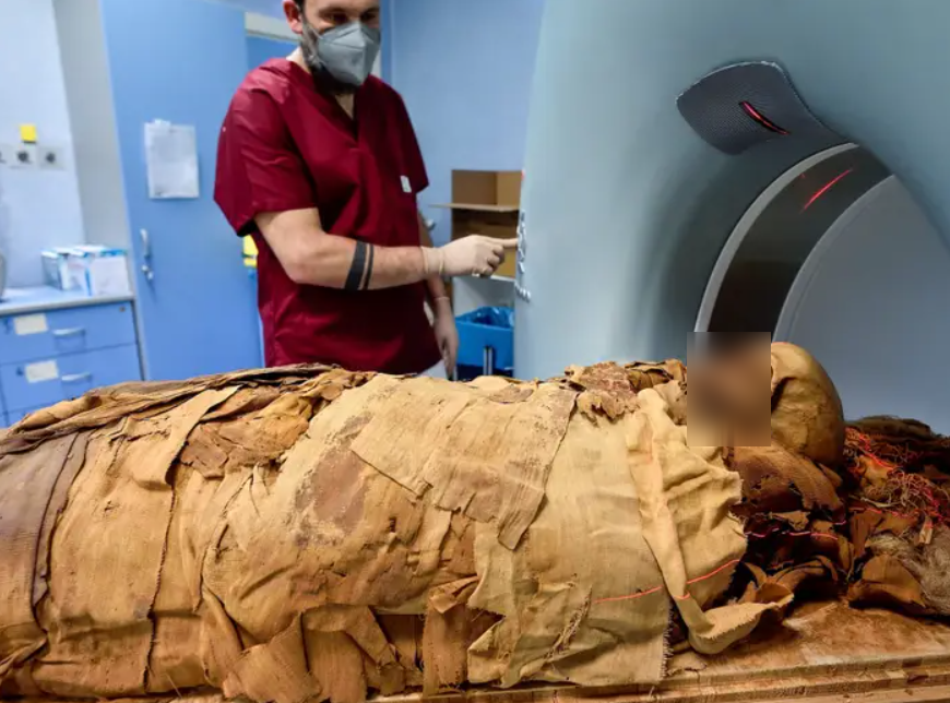Để thực hiện, họ phải kết hợp giữa các kỹ thuật cảm quan và dụng cụ công nghệ cao, cho phép họ tập trung vào các thành phần hóa học của xác ướp để nhận diện ra mùi. Ảnh: @Flavio Lo Scalzo.