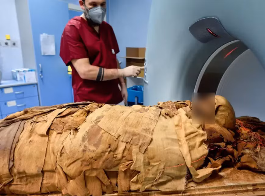 Để thực hiện, họ phải kết hợp giữa các kỹ thuật cảm quan và dụng cụ công nghệ cao, cho phép họ tập trung vào các thành phần hóa học của xác ướp để nhận diện ra mùi. Ảnh: @Flavio Lo Scalzo.