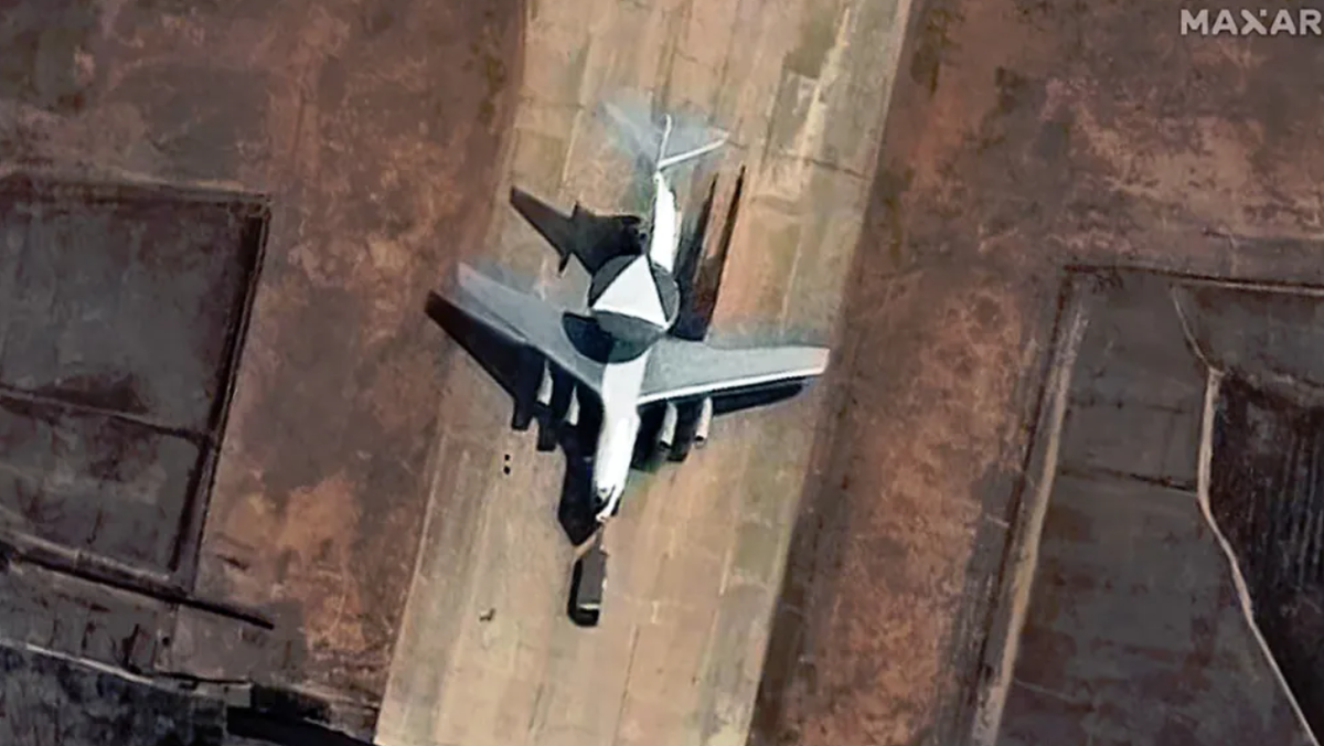 Mặt khác, không có dấu hiệu nào cho thấy, Triều Tiên đang chuyển đổi nhiều máy bay Il-76 của Nga cho kiểu loại máy bay cảnh báo sớm và kiểm soát trên không (AEW&amp;C). Loại máy bay AEW&amp;C mới của Triều Tiên cũng sẽ là mục tiêu chính của Hàn Quốc và Mỹ trong thời điểm xung đột với Triều Tiên. Ảnh: @Maxar.