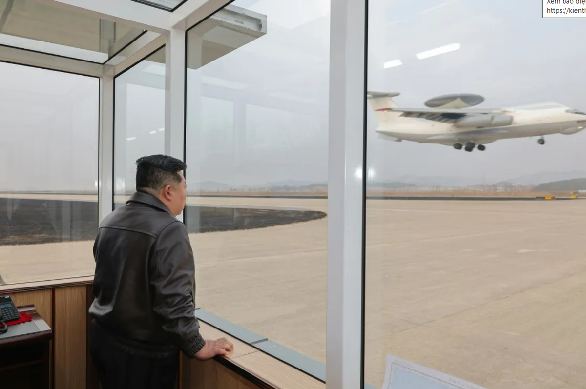 Tờ The War Zone đưa tin, máy bay cảnh báo sớm trên không bí ẩn của Triều Tiên đã được giới thiệu công khai trong muốn cuộc kiểm tra của Chủ tịch Kim Jong-un đến một căn cứ không quân Bình Nhưỡng. Phương tiện này vốn được chế tạo dựa trên máy bay chở hàng Il-76 Candid của Nga. Ảnh: @North Korean state media.