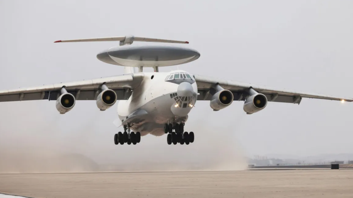 Các góc nhìn bên ngoài cho thấy, chiếc AEW&amp;C của Triều Tiên có lớp sơn hai tông màu trắng và xám. Về cơ bản, phương tiện này giống với chiếc A-50 Mainstay của Nga và KJ-2000 Mainring của Trung Quốc. Ảnh: @North Korean state media.