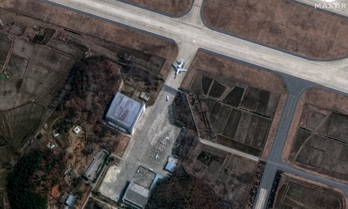 “Hệ thống radar trên không được tìm thấy trên máy bay AEW&amp;C mới cung cấp khả năng 'nhìn xuống', có thể phát hiện máy bay, tên lửa hành trình hoặc máy bay không người lái một cách dễ dàng, ít bị cản trở bởi địa hình cao hơn so với hệ thống radar trên mặt đất. Trước đây, không có radar nào như vậy được cung cấp cho Triều Tiên”.Ảnh: @Maxar.