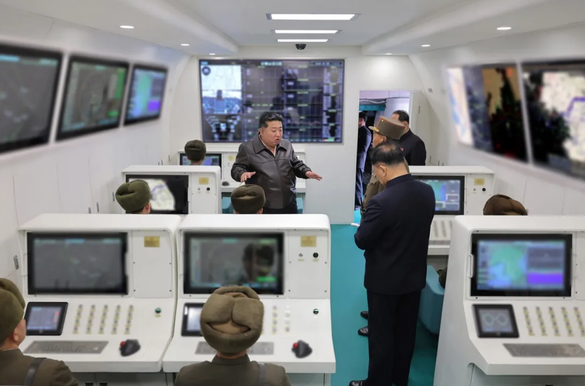 Ở góc nhìn bên trong, có ít nhất bảy trạm làm việc riêng lẻ, cũng như các màn hình phẳng đính trên các bức tường bên trong thân máy bay, hay trên cả vách ngăn phía trước. Ảnh: @North Korean state media.