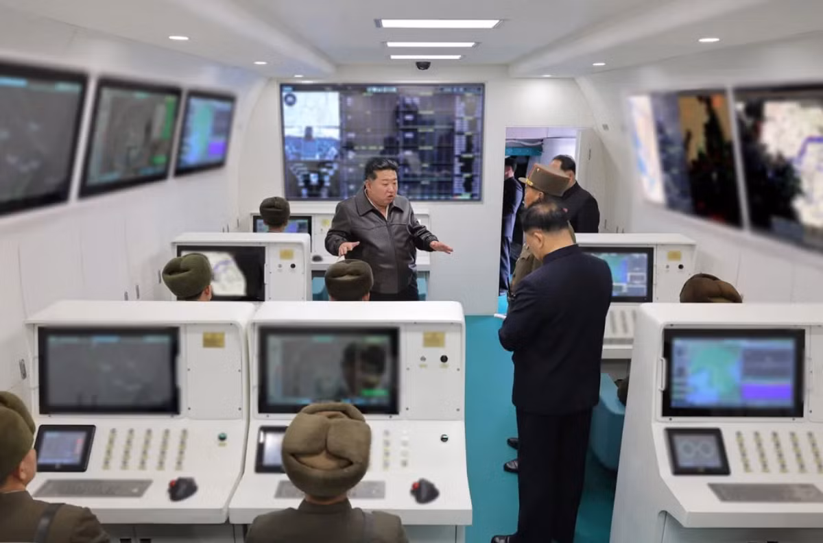 Ở góc nhìn bên trong, có ít nhất bảy trạm làm việc riêng lẻ, cũng như các màn hình phẳng đính trên các bức tường bên trong thân máy bay, hay trên cả vách ngăn phía trước. Ảnh: @North Korean state media.