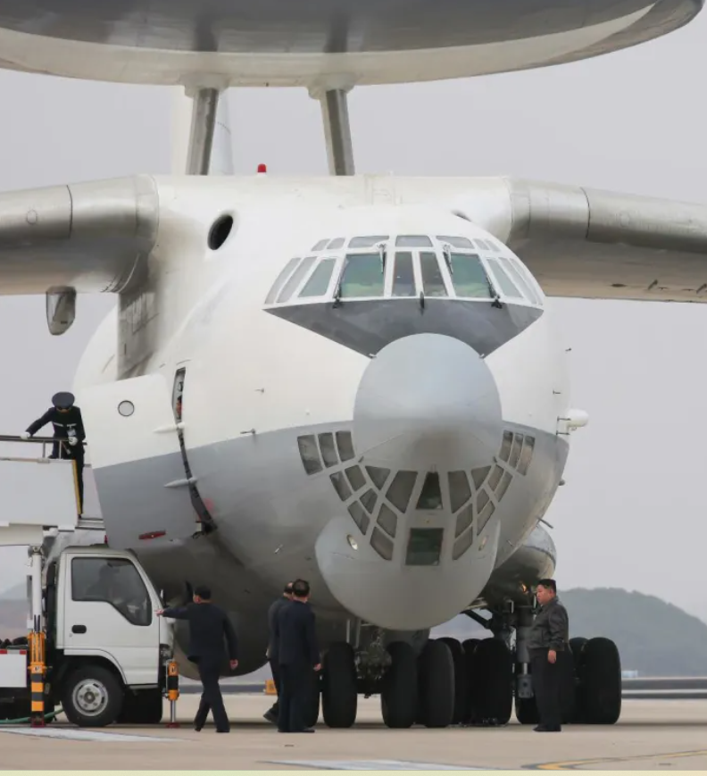 Cũng có thể thấy, có thiết kế mái che radar trên đỉnh thân máy bay, nhưng lại được cố định tại chỗ, không giống như trên chiếc A-50. Mái che radar cố định loại này thường được tìm thấy trên chiếc KJ-2000 và các máy bay AEW&amp;C khác của Trung Quốc, vốn chứa ba radar có thể cung cấp phạm vi phủ sóng lên tới 360 độ. Ảnh: @North Korean state media. 