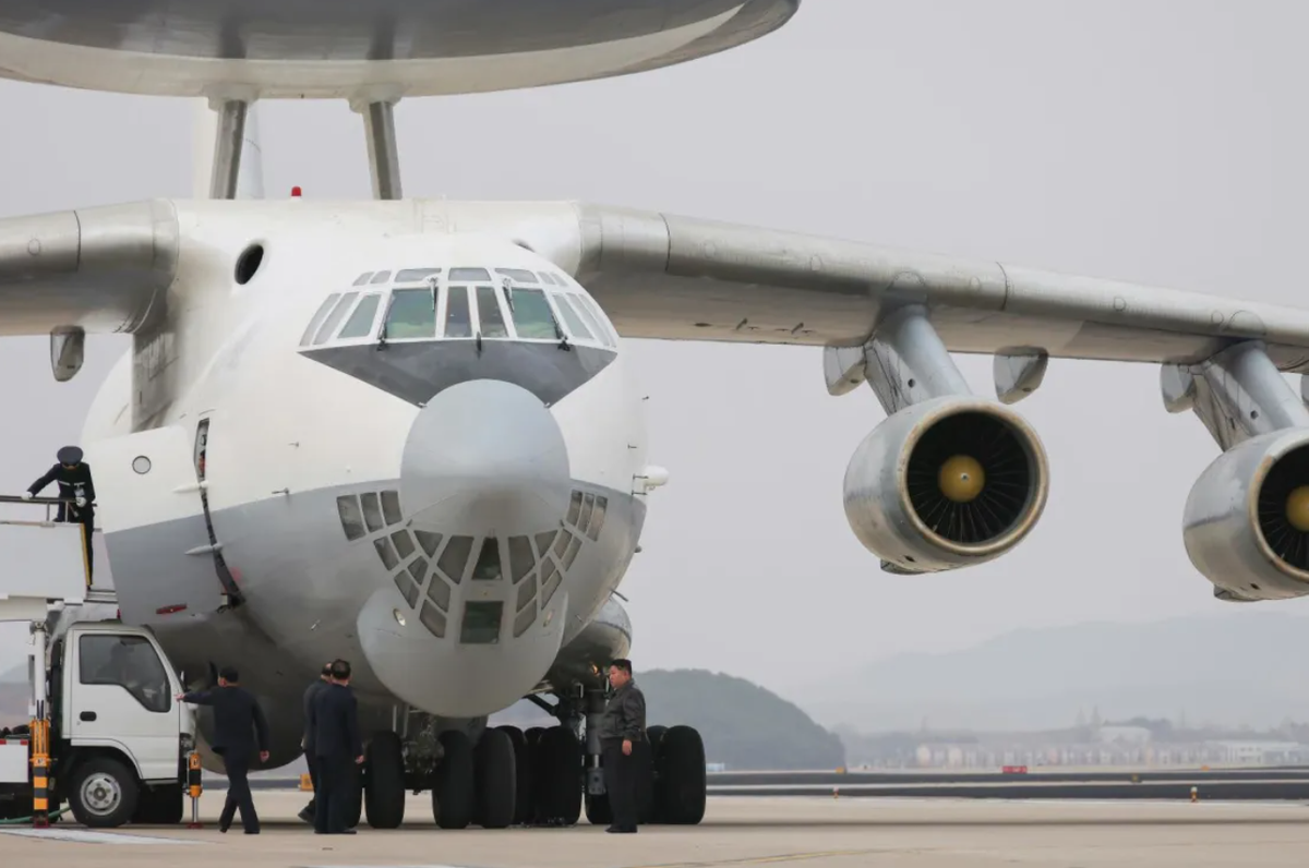 Vốn dĩ, máy bay AEW&amp;C thường có phi hành đoàn khá lớn được giao nhiệm vụ giám sát không gian chiến đấu xung quanh máy bay, chỉ huy máy bay đồng minh. Ảnh: @North Korean state media.