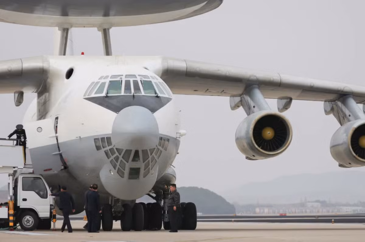Vốn dĩ, máy bay AEW&amp;C thường có phi hành đoàn khá lớn được giao nhiệm vụ giám sát không gian chiến đấu xung quanh máy bay, chỉ huy máy bay đồng minh. Ảnh: @North Korean state media.