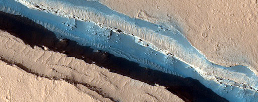 Ngoài ra, các nhà khoa học đưa ra giả thuyết rằng, các vết nứt này là sản phẩm của hoạt động kiến tạo khác như dòng dung nham và sự hiện diện tiềm tàng của nước ngầm. Ảnh: @NASA.