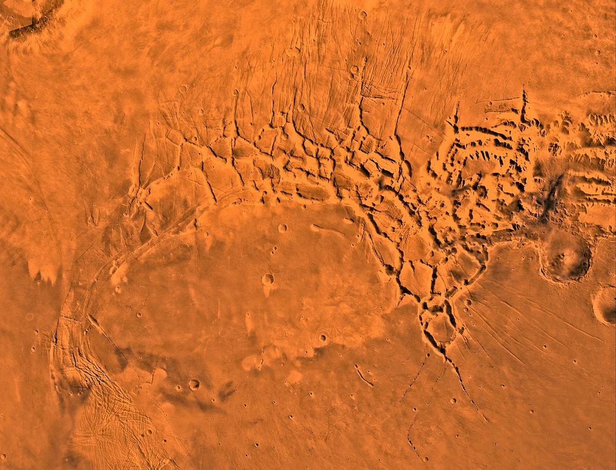 Địa chất phức tạp của Noctis Labyrinthus kết hợp với khả năng có nước cổ đại khiến nơi đây trở thành khu vực mục tiêu chính cho các khám phá thăm dò tương lai. Hiểu được khu vực này có thể giúp chúng ta hiểu rõ hơn về kiến tạo sao Hỏa, khả năng sinh sống trong quá khứ. Ảnh: @wikimedia.