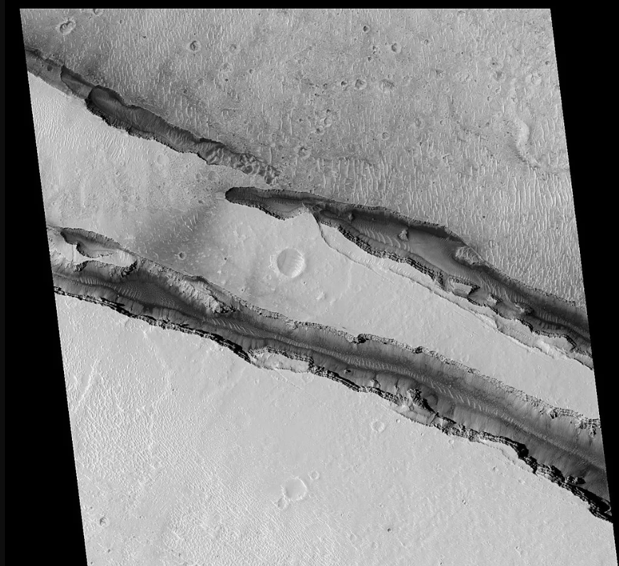 Cerberus Fossae nằm ở phía đông nam của sao Hỏa, đặc trưng bởi một tập hợp các vết nứt bán song song trải dài 1.000 km trên khắp hành tinh. Ảnh: @NASA/JPL-Caltech.