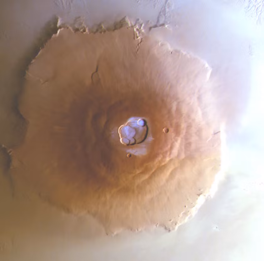 Olympus Mons là một núi lửa hình khiên được hình thành từ một loạt dòng dung nham hoạt động cách đây hàng tỷ năm trước. Ảnh: @ESA/DLR/FU Berlin.