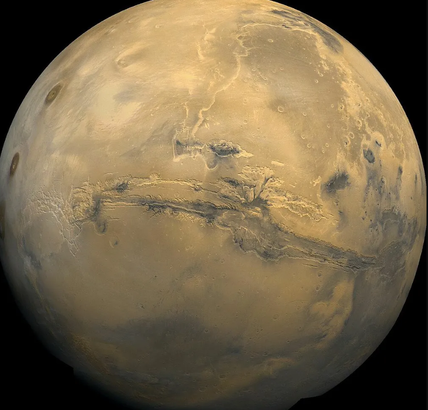 Valles Marineris trên sao Hỏa là một hệ thống hẻm núi khổng lồ, lớn nhất trong Hệ Mặt trời. Nó dài khoảng 4.000 km, tương đương với chiều dài gấp khoảng 10 lần, và sâu hơn 5 lần so với địa hình Grand Canyon trên Trái Đất. Ảnh: @NASA/USGS.