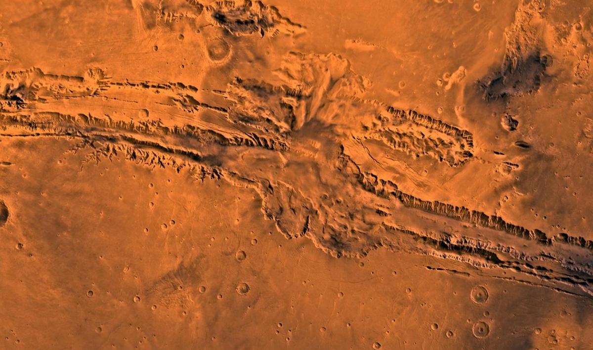 Nằm gần đường xích đạo của sao Hỏa, Valles Marineris được cho là hình thành do hoạt động kiến tạo khốc liệt trên Hỏa tinh. Ảnh: @NASA.