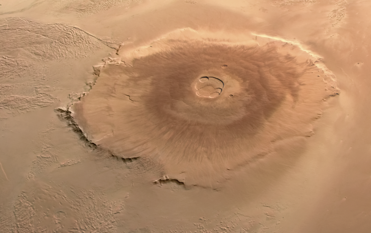 Được mệnh danh là ngọn núi lửa lớn nhất trong Hệ Mặt trời, Olympus Mons cao gần 22.000m. Chiều dài của Olympus Mons khoảng 600 km, tương đương với chiều rộng của Ý hoặc Philippines. Ảnh: @Wikimedia.