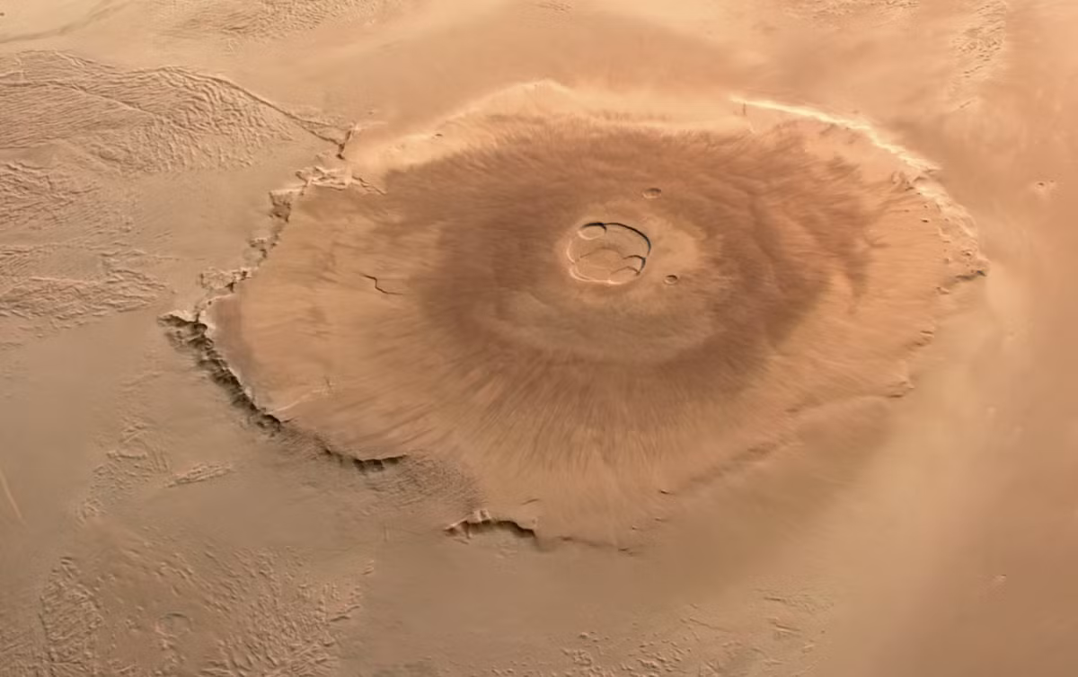Được mệnh danh là ngọn núi lửa lớn nhất trong Hệ Mặt trời, Olympus Mons cao gần 22.000m. Chiều dài của Olympus Mons khoảng 600 km, tương đương với chiều rộng của Ý hoặc Philippines. Ảnh: @Wikimedia.