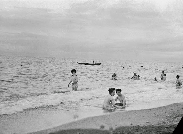 Quang cảnh tại một bãi tắm biển với những người phụ nữ Nhật Bản mặc những bộ đồ bơi kín đáo. Ảnh: sina.com.cn. 