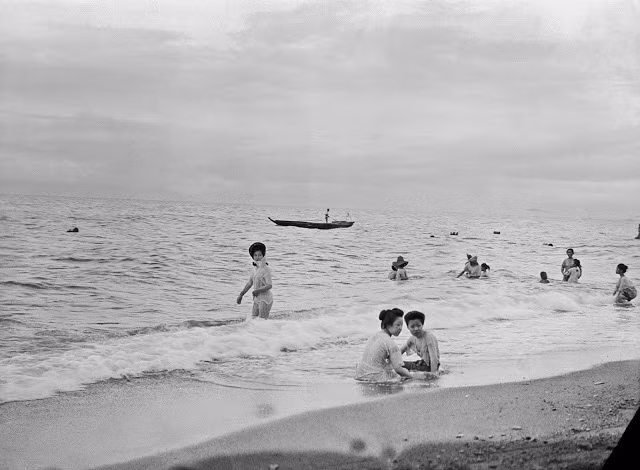 Quang cảnh tại một bãi tắm biển với những người phụ nữ Nhật Bản mặc những bộ đồ bơi kín đáo. Ảnh: sina.com.cn. 