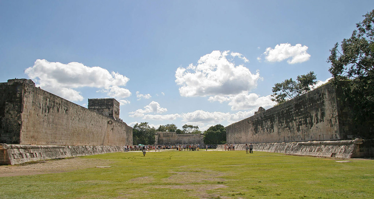 Một cuộc khai quật khảo cổ tại thành phố Maya cổ đại tên là Yaxnohcah ở Mexico, do các nhà khảo cổ học đến từ trường Đại học Cincinnati, hợp tác với nhiều tổ chức khác nhau thực hiện, đã tiết lộ bằng chứng thuyết phục về các lễ vật nghi lễ có tại sân bóng cổ của người Maya. Ảnh: @Chichen Itza.