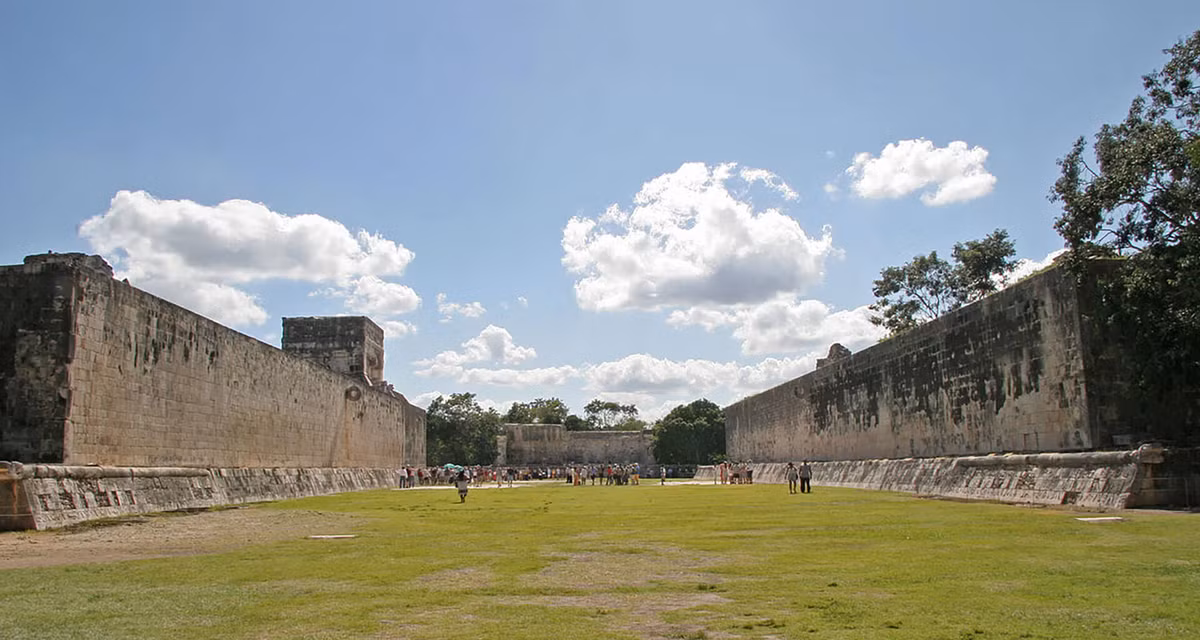 Một cuộc khai quật khảo cổ tại thành phố Maya cổ đại tên là Yaxnohcah ở Mexico, do các nhà khảo cổ học đến từ trường Đại học Cincinnati, hợp tác với nhiều tổ chức khác nhau thực hiện, đã tiết lộ bằng chứng thuyết phục về các lễ vật nghi lễ có tại sân bóng cổ của người Maya. Ảnh: @Chichen Itza.