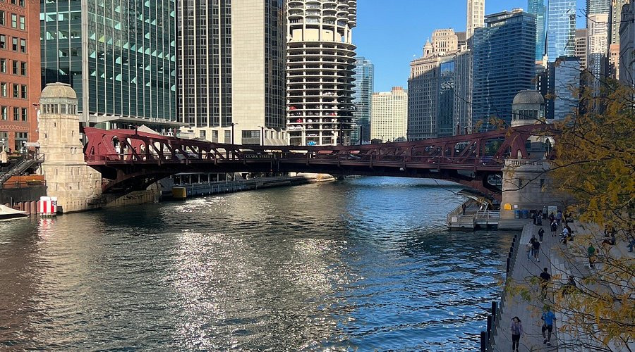 Sự việc xảy ra vào sáng ngày 24/7/1915. Hàng ngàn thủy thủ đoàn và hành khách đã lên tàu hơi nước Eastland, chuẩn bị khởi hành từ Sông Chicago để băng qua Hồ Michigan. Nhưng trước khi tàu rời cảng, con tàu đã quá tải với hơn 2.500 người, khiến chúng trở thành mối nguy hiểm. Ảnh: @Tripadvisor.