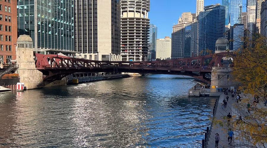 Sự việc xảy ra vào sáng ngày 24/7/1915. Hàng ngàn thủy thủ đoàn và hành khách đã lên tàu hơi nước Eastland, chuẩn bị khởi hành từ Sông Chicago để băng qua Hồ Michigan. Nhưng trước khi tàu rời cảng, con tàu đã quá tải với hơn 2.500 người, khiến chúng trở thành mối nguy hiểm. Ảnh: @Tripadvisor.