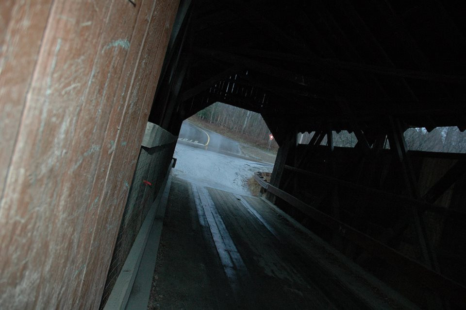 Những du khách khác đã báo cáo về những ánh sáng kỳ lạ, những giọng nói vô hình và thậm chí là linh hồn của một người phụ nữ. Ảnh: @Atlas Obscura.