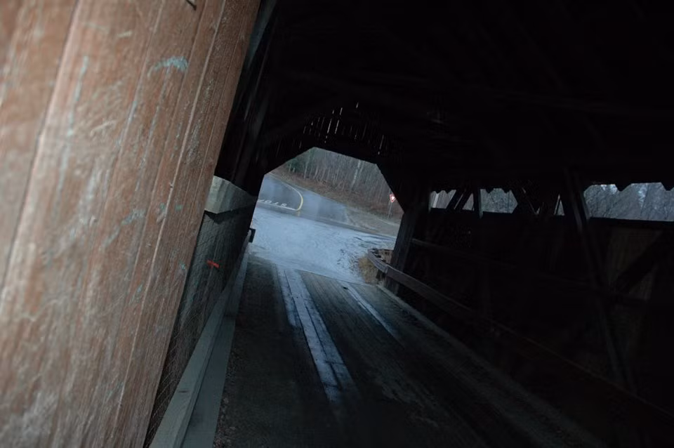 Những du khách khác đã báo cáo về những ánh sáng kỳ lạ, những giọng nói vô hình và thậm chí là linh hồn của một người phụ nữ. Ảnh: @Atlas Obscura.