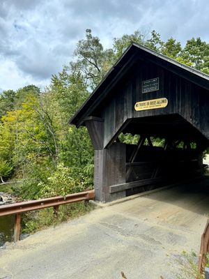 Nhiều năm qua, linh hồn người phụ nữ trẻ thất vọng này được cho là đe dọa những người qua đường, cào xước xe hơi, và thậm chí là xô những người đi bộ qua cầu. Ảnh: @Vermonter.