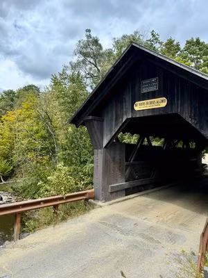 Nhiều năm qua, linh hồn người phụ nữ trẻ thất vọng này được cho là đe dọa những người qua đường, cào xước xe hơi, và thậm chí là xô những người đi bộ qua cầu. Ảnh: @Vermonter.