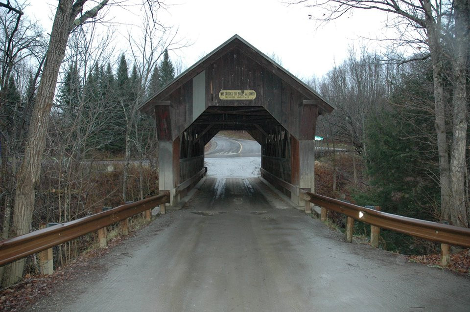 Nếu bạn chỉ thích vẻ đẹp như tranh vẽ của một cây cầu có mái che, thì Cầu Emily có rất nhiều điều để thưởng thức. Được xây dựng vào năm 1844, cây cầu một làn này ở Stowe, Vermont, là một ví dụ đáng yêu về lịch sử New England. Ảnh: @Obscure Vermont.
