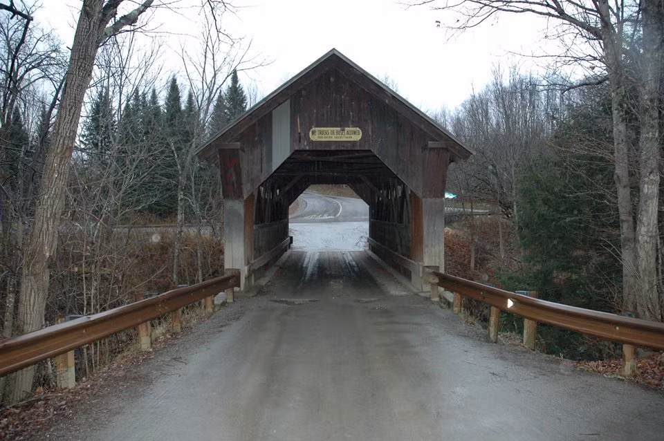 Nếu bạn chỉ thích vẻ đẹp như tranh vẽ của một cây cầu có mái che, thì Cầu Emily có rất nhiều điều để thưởng thức. Được xây dựng vào năm 1844, cây cầu một làn này ở Stowe, Vermont, là một ví dụ đáng yêu về lịch sử New England. Ảnh: @Obscure Vermont.