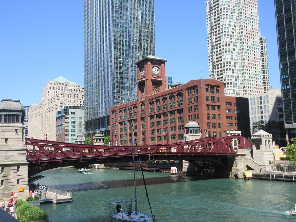 Một số người khẳng định, nếu bạn đứng trên Cầu Clark Street gần đó, bạn có thể thoáng thấy linh hồn các nạn nhân trôi nổi trên mặt nước. Ảnh: @Tripadvisor.