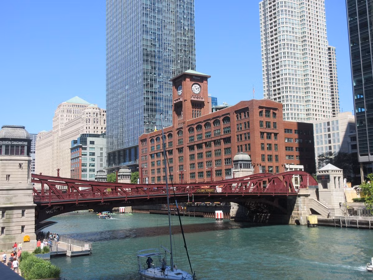 Một số người khẳng định, nếu bạn đứng trên Cầu Clark Street gần đó, bạn có thể thoáng thấy linh hồn các nạn nhân trôi nổi trên mặt nước. Ảnh: @Tripadvisor.