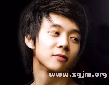 4. Nốt ruồi ở khóe mắt: Đàn ông có nốt ruồi ở khóe mắt đa phần rất thông minh, làm việc có trách nhiệm, kiên nhẫn biết chịu khó chịu khổ, chu đáo, linh hoạt trong mọi việc và rất biết nắm bắt cơ hội, người này đạt được thành công là do sự nỗ lực và kiên trì của bản thân, đồng thời cũng sẽ kiếm được rất nhiều tiền, là mẫu người đạt được sự giàu có do năng lực của bản thân. Ảnh: zgjm.org.