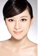 3. Nốt ruồi ở ấn đường: Ấn đường là vị trí giữa hai lông mày, đồng thời cũng là vị trí của cung mệnh. Nếu có nốt ruồi tốt ở ấn đường thì đó là người rất có đầu óc kinh doanh, tài vận vô cùng suôn sẻ. Ảnh: azg168.cn.