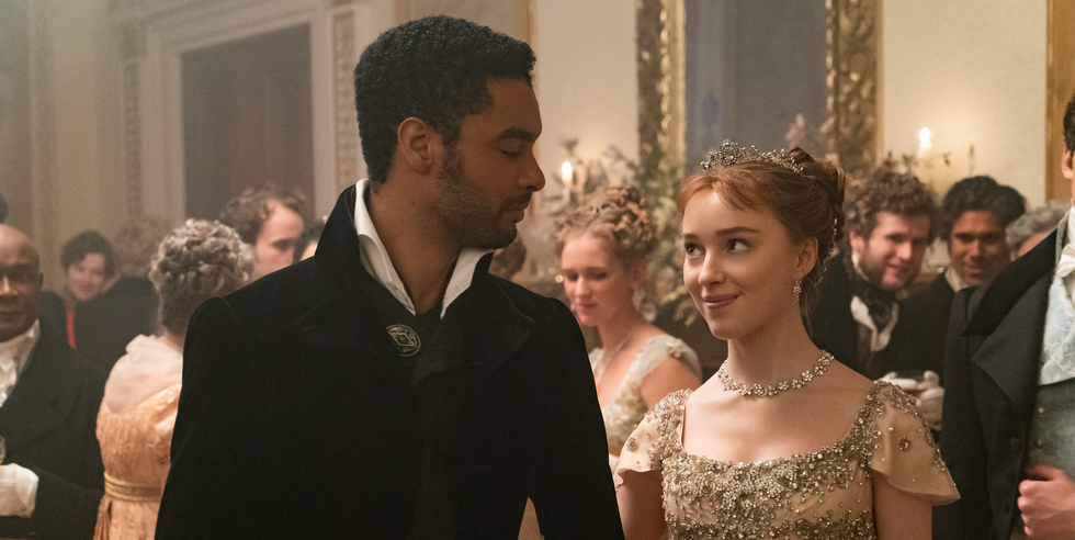 Series phim Bridgerton về giới quý tộc London thế kỷ 20 phát gần đây trên Netflix đang thu hút đông đảo sự quan tâm của khán giả. Phim có sự đầu tư công phu về phục trang, hình ảnh và tình tiết lôi cuốn. Nguyên tác những tình tiết thú vị của bộ phim chính là bộ tiểu thuyết ăn khách về nhà Bridgeton của tác giả Julia Quinn. Tám cuốn sách trong bộ này đã theo chân những đứa trẻ nhà Bridgerton và cuộc sống tình yêu (kỳ lạ và kịch tính) của chúng. Ảnh: Netflix.