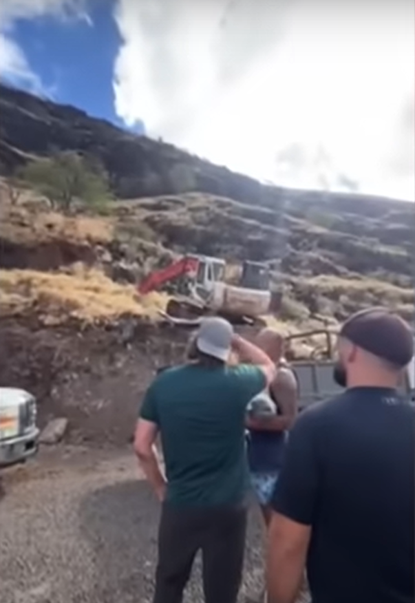 Chú dê con bị mắc kẹt trong 4 ngày mà không có cách nào để trèo lên hoặc xuống. Một cư dân địa phương tên Ben Hansen phát hiện bài đăng về chú dê trên mạng xã hội và chia sẻ với vợ mình, Govinda. Ảnh: @Hawaii News Now.