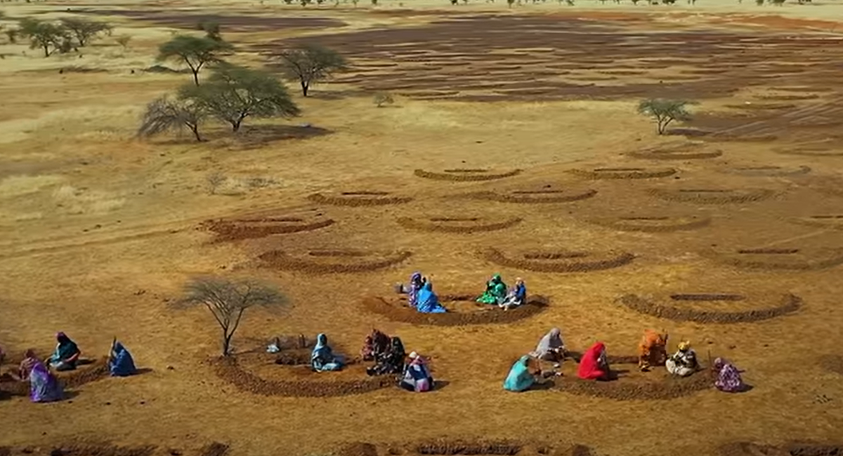 Vì sa mạc rộng lớn có dân cư thưa thớt, nên nó là nơi thử nghiệm lý tưởng cho thí nghiệm sử dụng tảo để hấp thụ CO₂ trong khí quyển. Ảnh: @Andrew Millison.