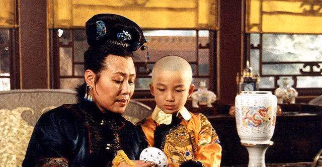 Năm Thuận Trị thứ mười tám, sau vài năm mẹ con tranh đấu, Thế Tổ Phúc Lâm đã ra đi theo tình yêu mà bỏ lại mẹ già con nhỏ. Hiếu Trang dù rất đau khổ khi mất đi con trai, nhưng đã kiên cường đứng dậy nuôi dạy Khang Hi Đế lúc đó mới 8 tuổi. Khang Hi Đế là do một tay Hiếu Trang nuôi dưỡng trưởng thành. Hiếu Trang Thái Hậu rất yêu thích lịch sử, Khang Hi từ nhỏ cũng rất ham thích đọc sách và học hỏi những kiến thức trong sách. Tạo hình của Hiếu Trang Thái Hậu và Khang Hi Đế khi còn nhỏ trên phim, nguồn: baidu.com. 