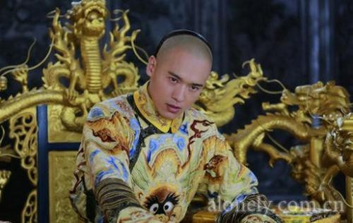 Sau này, Hiếu Trang càng chuyên tâm một lòng giáo dục Hoàng đế nhỏ tuổi, phụ tá việc triều chính, giúp quân Thanh thuận lợi tiến vào Trung Nguyên vào năm 1644, bắt đầu thời kỳ lịch sử thịnh vượng của triều Mãn Thanh. Tạo hình của Thuận Trị Đế trên phim, nguồn: baidu.com.