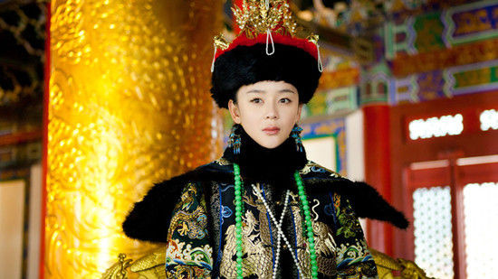 Khi đó, con trai trưởng của Hoàng Thái Cực là Hào Cách - người có nhiều công lao và từng chinh chiến nhiều năm và Duệ Thân Vương Đa Nhĩ Cổn với vô số chiến công đều có ý đối với ngai vàng. Vào thời khắc quan trọng này, Hiếu Trang dựa vào địa vị cao quý và trí thông minh của mình đã thâu tóm thế lực các bên, loại bỏ những khó khăn, trở ngại, đưa con trai của mình là cửu a ca Phúc Lâm lên ngôi Hoàng đế, đồng thời phong cho Duệ Thân Vương Đa Nhĩ Cổn làm Nhiếp chính thân vương, cân bằng thế lực các bên, thuận lợi giải quyết vấn đề người kế vị, ổn định được triều chính. Tạo hình Hiếu Trang Thái Hậu trên phim ảnh, nguồn: baidu.com. 