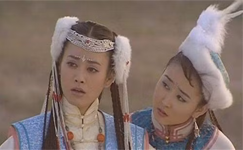 Tháng 3 năm Thanh Sùng Đức thứ bảy, quân Thanh bắt được Tổng đốc Kế Liêu Hồng Thừa Trù của nhà Minh. Khi đó, Hoàng Thái Cực ra lệnh áp giải Hồng Thừa Trù về kinh (Thẩm Dương), đồng thời phái Phạm Văn Trình đến khuyên giải Hồng Thừa Trù đầu hàng, nhưng ông ta không khuất phục. Hoàng Thái Cực bỏ ra nhiều tâm sức, ăn ngủ không yên. Tạo hình Hiếu Trang Thái Hậu khi còn trẻ trên phim, nguồn: baidu.com. 