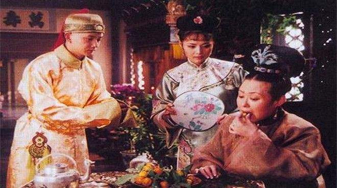 Không những vậy, Hiếu Trang Thái Hậu còn là người giản dị, tiết kiệm, không thích xa hoa. Khi dẹp loạn Tam Phiên, bà đã tự bỏ tiền tiết kiệm của mình để ban thưởng cho binh sĩ. Bà luôn dốc hết sức để hỗ trợ cho Khang Hi Đế. Hiếu Trang Thái Hậu chính là người đã tạo dựng nền móng vững chắc cho triều đình Đại Thanh và Khang Hi Đế do một tay bà nuôi dưỡng, giáo dục cũng được hậu thế tôn xưng là “Thiên cổ nhất đế”. Tạo hình Hiếu Trang Thái Hậu và Khang Hi Đế trên phim, nguồn: baidu.com. 