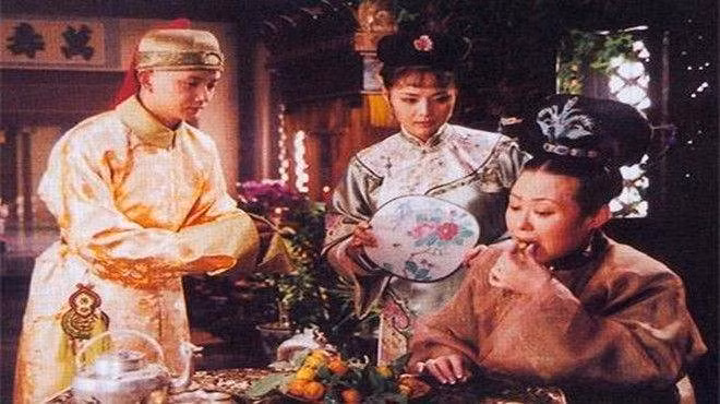 Không những vậy, Hiếu Trang Thái Hậu còn là người giản dị, tiết kiệm, không thích xa hoa. Khi dẹp loạn Tam Phiên, bà đã tự bỏ tiền tiết kiệm của mình để ban thưởng cho binh sĩ. Bà luôn dốc hết sức để hỗ trợ cho Khang Hi Đế. Hiếu Trang Thái Hậu chính là người đã tạo dựng nền móng vững chắc cho triều đình Đại Thanh và Khang Hi Đế do một tay bà nuôi dưỡng, giáo dục cũng được hậu thế tôn xưng là “Thiên cổ nhất đế”. Tạo hình Hiếu Trang Thái Hậu và Khang Hi Đế trên phim, nguồn: baidu.com. 