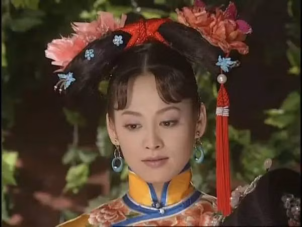 Ngày chín tháng tám năm Thanh Sùng Đức thứ tám, Thanh Thái Tổ Hoàng Thái Cực đột ngột qua đời. Do khi còn sống, Hoàng Thái Cực không để lại dặn dò gì đối với kế vị Hoàng vị nên triều đình nhà Thanh dần diễn ra một cuộc tranh giành quyền lực. Tạo hình Hiếu Trang Thái Hậu trên phim, nguồn: baidu.com.