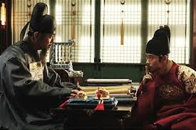 Sau khi thỉnh an xong, hoàng đế sẽ tiến hành đọc sách vào buổi sáng. Nội dung đọc chủ yếu là “thánh luyện” và “thực lục”. Thánh luyện chính là các sắc lệnh của hoàng đế tiền triều, còn thực lục là cuốn kỷ yếu niên đại của các triều đại trước.