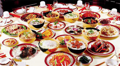 Mùa thu và mùa hè sẽ sớm hơn bình thường một tiếng đồng hồ. Sau mỗi bữa chính còn có bữa điểm tâm. Nếu như hoàng đế thích ăn gì đặc biệt có thể yêu cầu nô tài mang tới. Sau khi hoàng đế ngồi vào bàn ăn, thái giám thuộc Ngự thiện phòng sẽ thử đũa xem thức ăn có biến sắc hay không, sau đó nếm thử trước, nếu không xảy ra chuyện gì thì hoàng đế mới chính thức tiến hành dùng bữa.