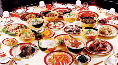 Mùa thu và mùa hè sẽ sớm hơn bình thường một tiếng đồng hồ. Sau mỗi bữa chính còn có bữa điểm tâm. Nếu như hoàng đế thích ăn gì đặc biệt có thể yêu cầu nô tài mang tới. Sau khi hoàng đế ngồi vào bàn ăn, thái giám thuộc Ngự thiện phòng sẽ thử đũa xem thức ăn có biến sắc hay không, sau đó nếm thử trước, nếu không xảy ra chuyện gì thì hoàng đế mới chính thức tiến hành dùng bữa.