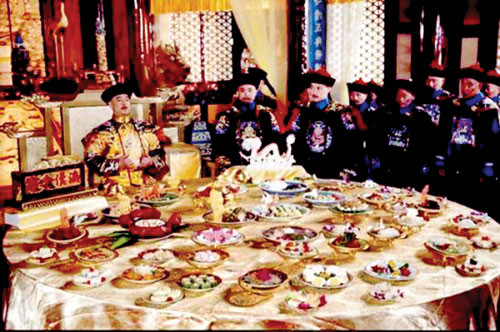 Từ 7h tới 9h30: Dùng bữa sáng. Các hoàng đế triều đại nhà Thanh thường tuân theo tập tục ăn uống của dân tộc Mãn, mỗi ngày ăn 2 bữa chính, gồm từ 8h - 9h và 13h - 14h giờ chiều hàng ngày, mỗi bữa thường có 12 món chính và các món canh kèm theo.